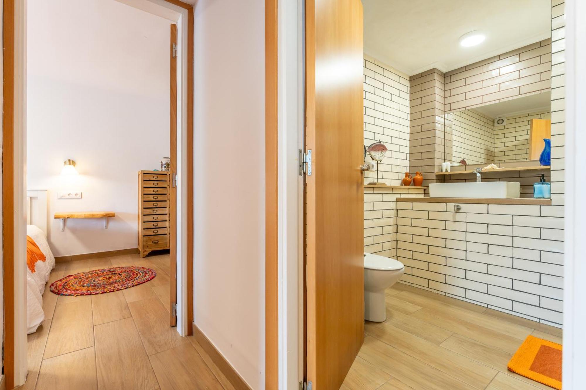 Luxury Designer Front Two Bedroom Apartment *